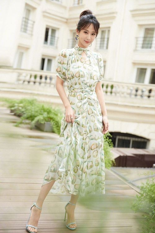 李子柒手制植物印染长裙出圈，传统工艺与现代审美的完美融合