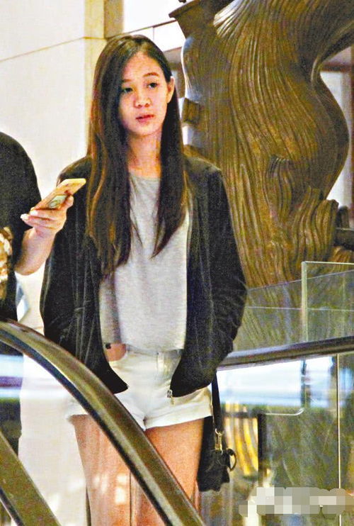 黄多多近照曝光，美貌不输妈妈，令人惊艳